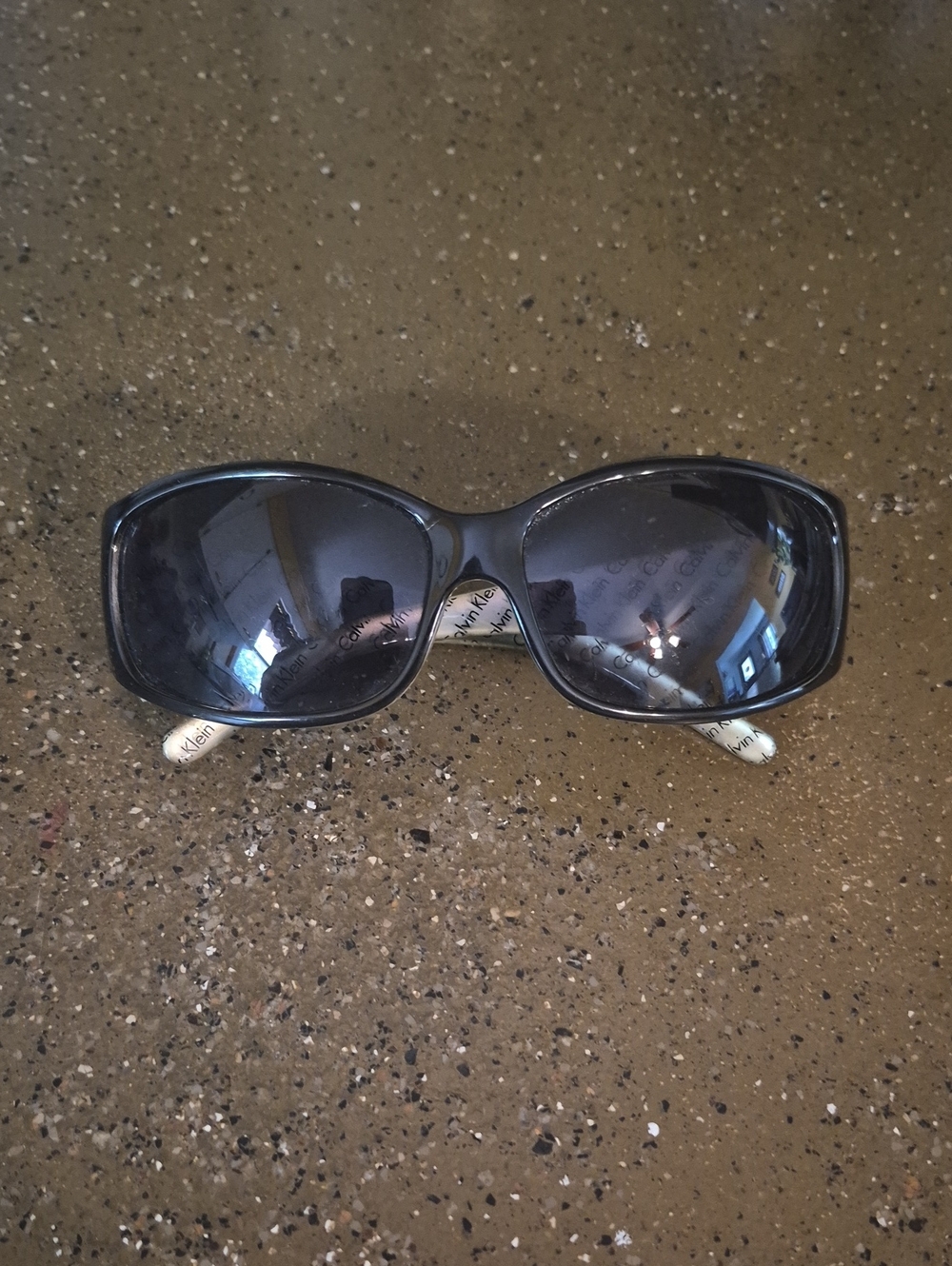 Calvin Klein Women's Black Oversized Sunglasses - Chic UV Fashion Shades